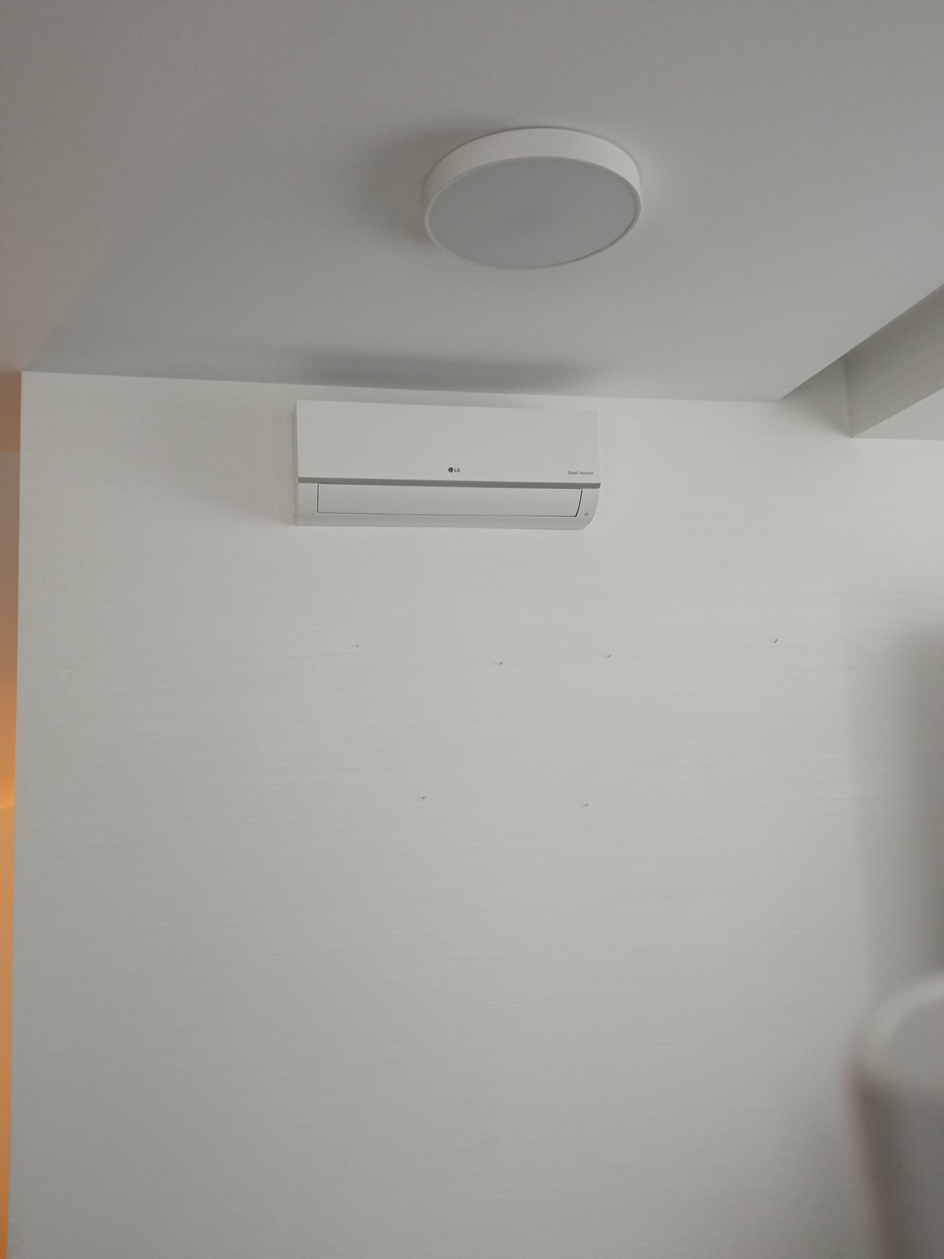 Установка кондиционер белого цвета LG Smart Inverter на белой стене
